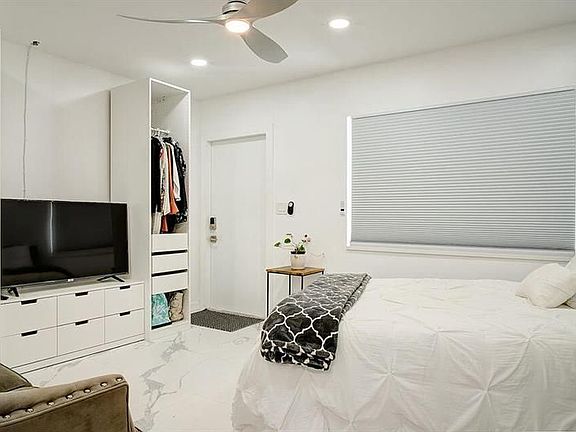 4th image of 711 SE 2nd St #2