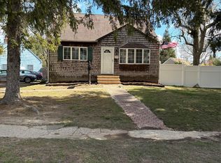 253 Sears Rd, West Islip, NY 11795