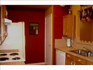 4th image of 904 Edinburg Dr