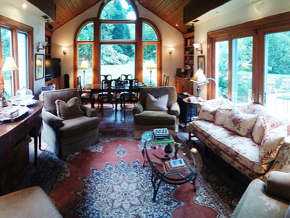 family Room w/ dry bar