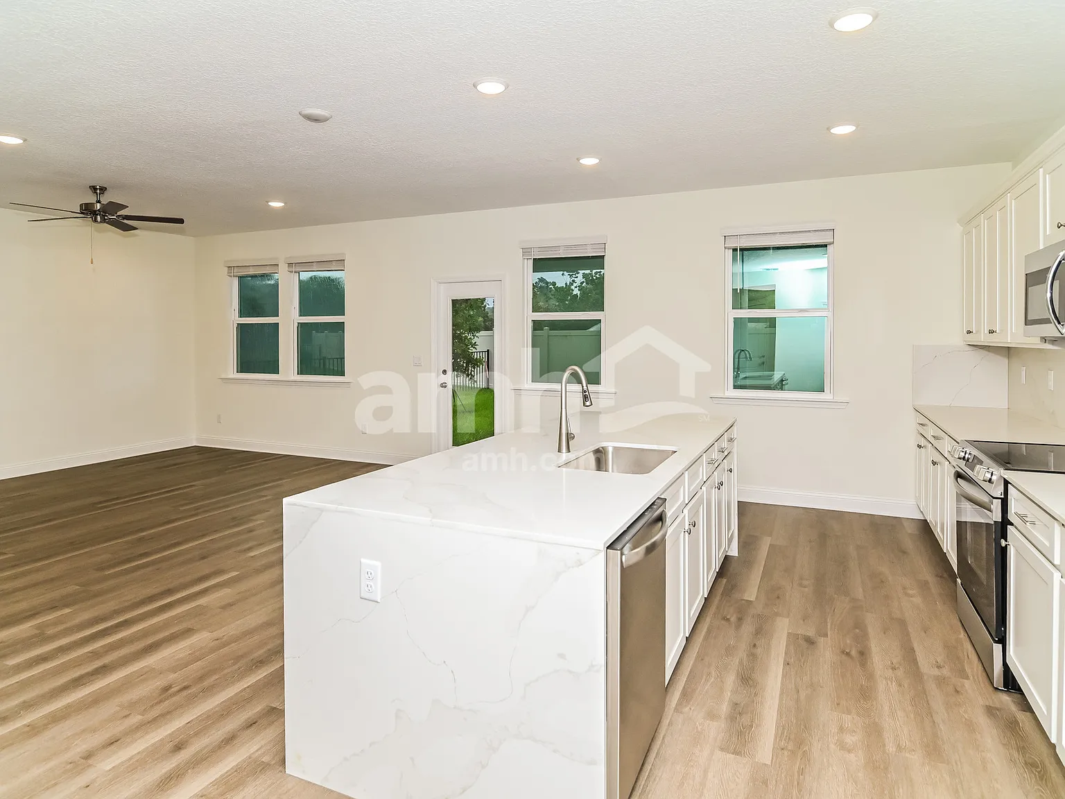 5 bed, 3.5 bath, 2440 sqft, $2,680 — Photo 4