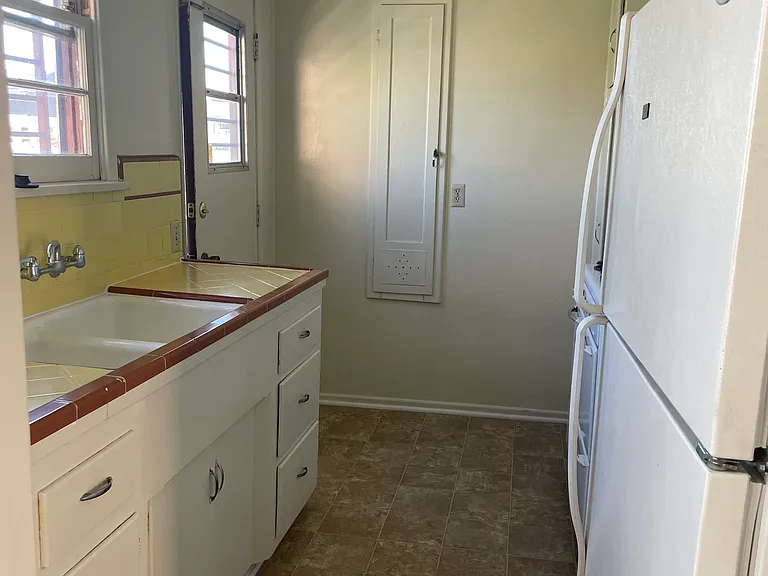 10990 Strathmore Westwood #8 — Photo 7