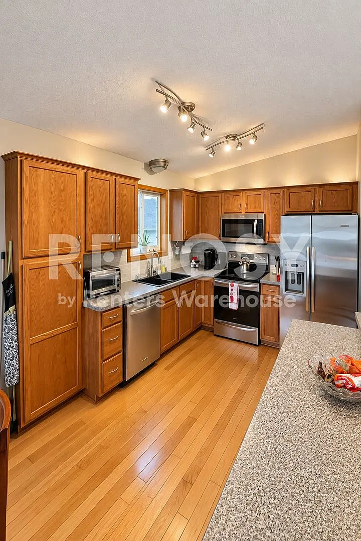 3 Bedrooms, 2.0 Bathrooms, House, Shakopee, MN — Photo 3