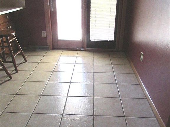 4th image of 1415 N Community Dr
