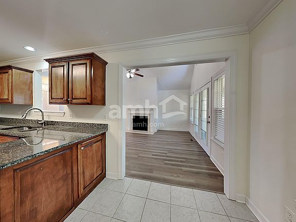 4th image of 560 Summit Way