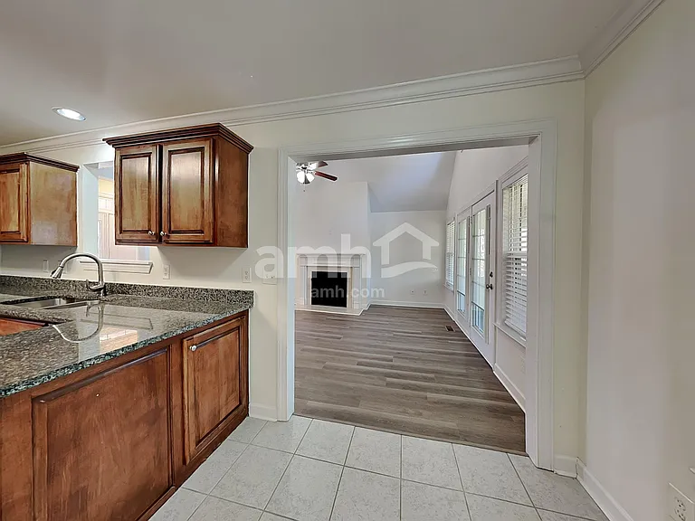 560 Summit Way — Photo 4