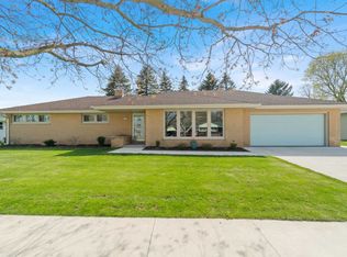 1625 Orchard Dr, Manitowoc, WI 54220