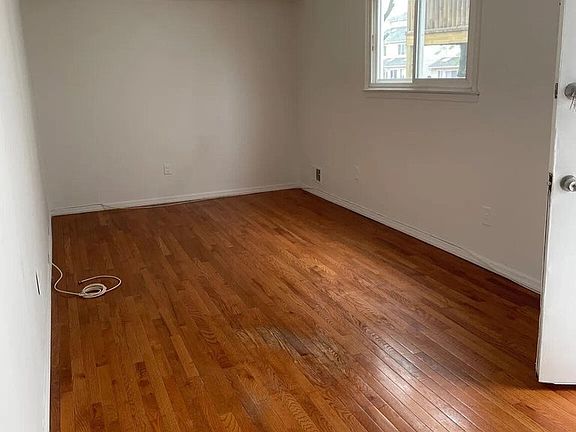 3rd image of 346 Klondike Ave
