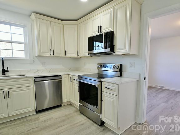 4th image of 2903 Forbes Rd