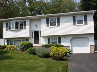 10 Northpark Dr, Garnerville, NY 10923