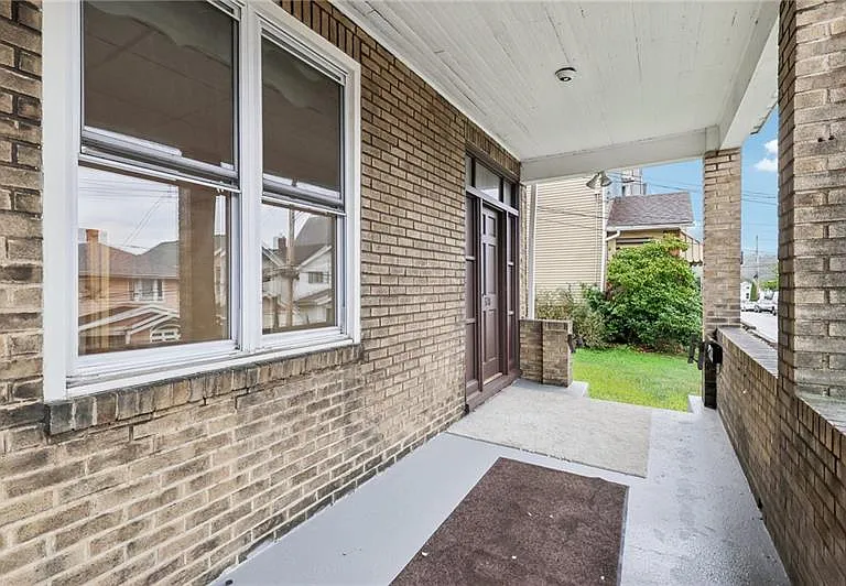 328 James St — Photo 4