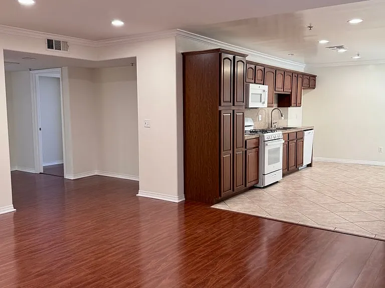 13525 Vanowen St #103 — Photo 10