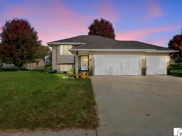 528 Lesueur Ave, Eagle Lake, MN 56024