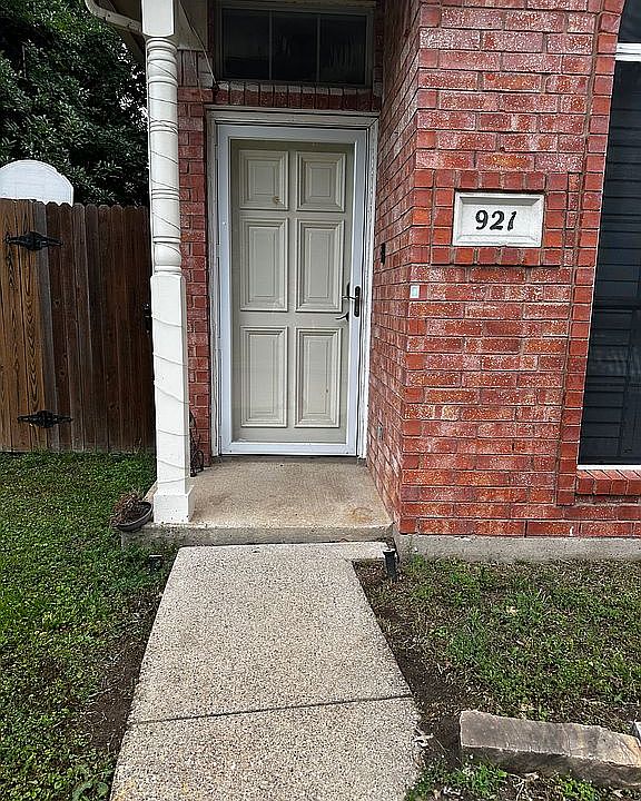2nd image of 921 Haverstraw Pl