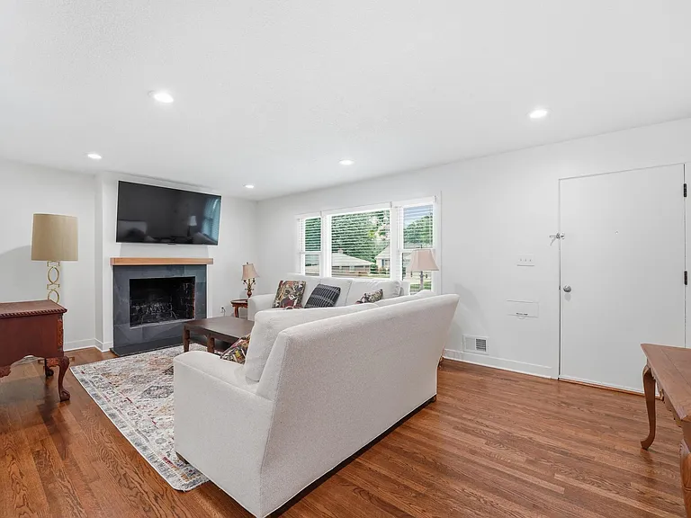 2923 W 50th St — Photo 10