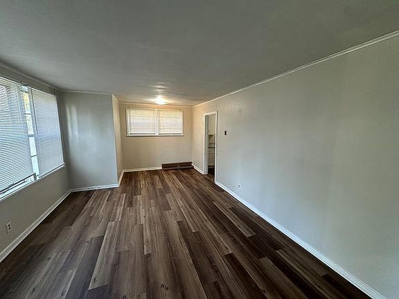 3rd image of 812 Poplar Dr
