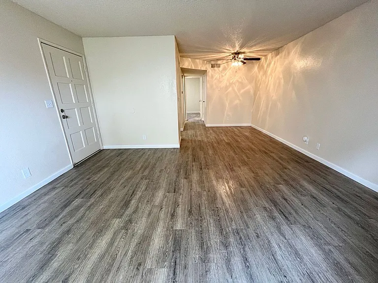 400 W Gettysburg Ave — Photo 6
