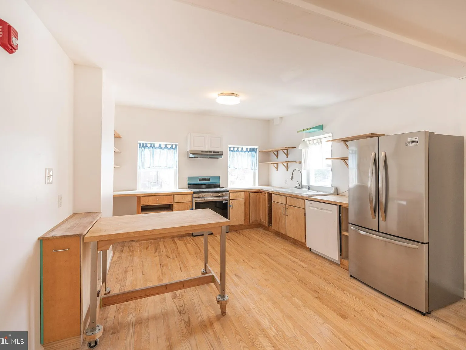 2 bed, 1000 sqft, $1,795 — Photo 2