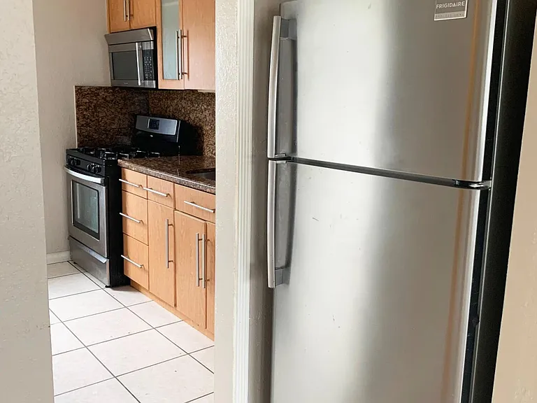 555 SW 16th Ave #15 — Photo 4