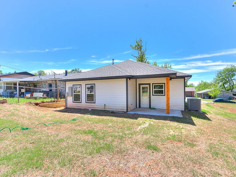 1425 E Park Pl — Photo 10