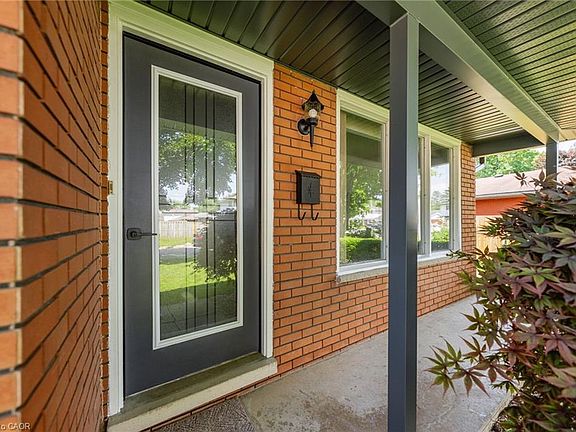4th image of 120 Arrowhead Cres