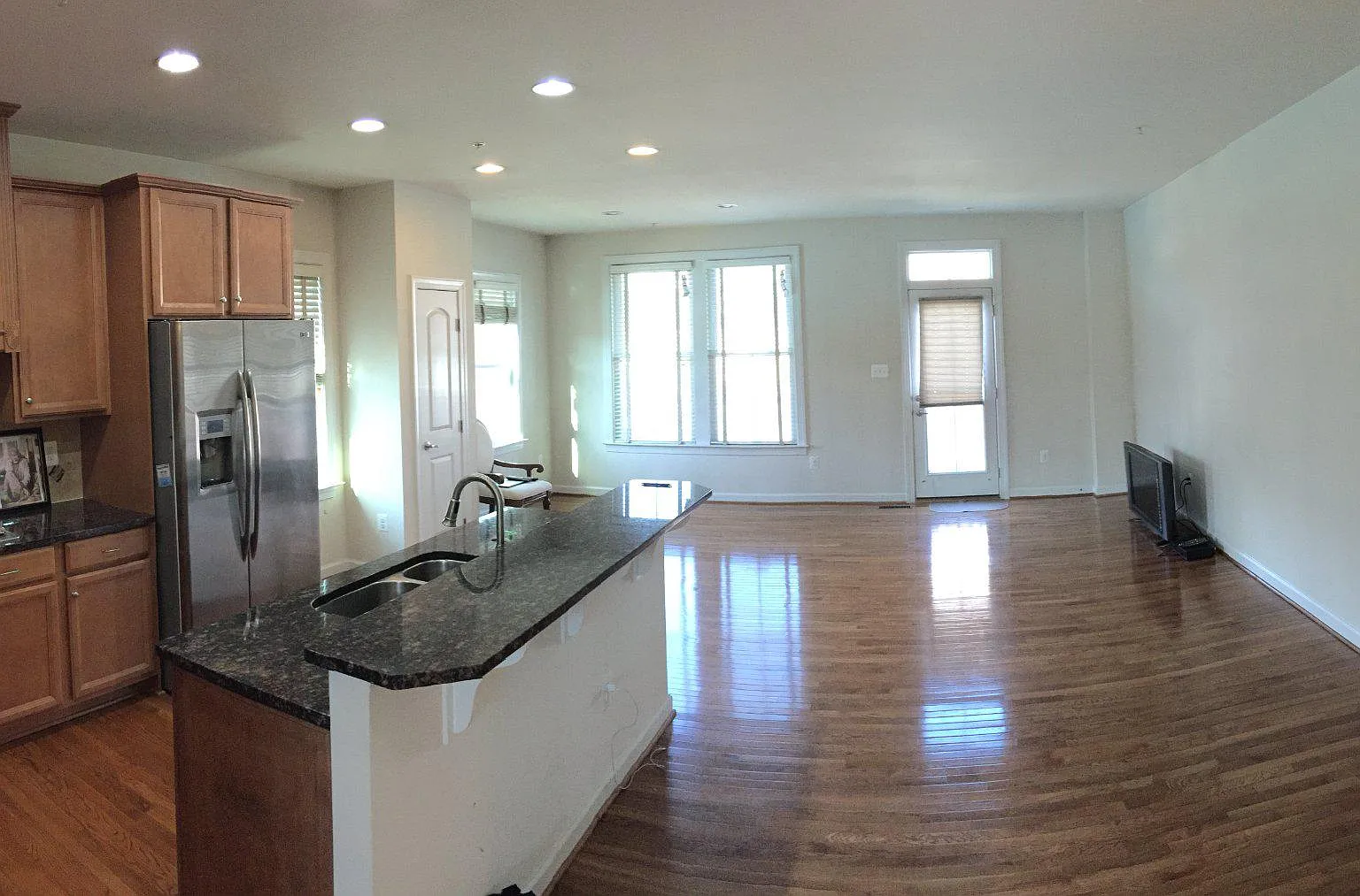 3 bed, 4.0 bath, 2499 sqft, $2,850 — Photo 4
