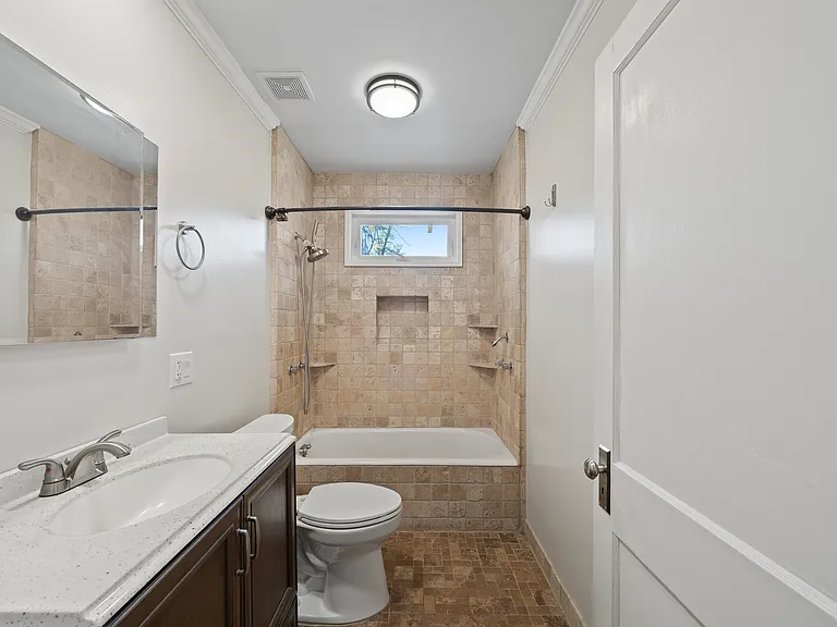 573 Alexander St — Photo 15