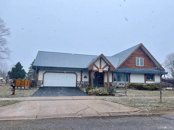 216 Dakota Ave, Gladstone, MI 49837