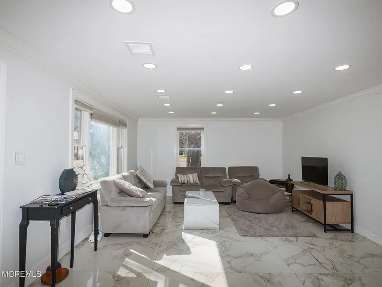 295 Roosevelt Ave — Photo 22