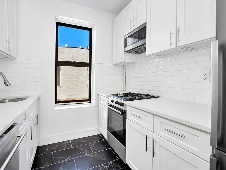 246 Bainbridge St #8 — Photo 1