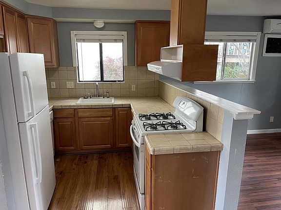 4th image of 24005 Fowler Ave