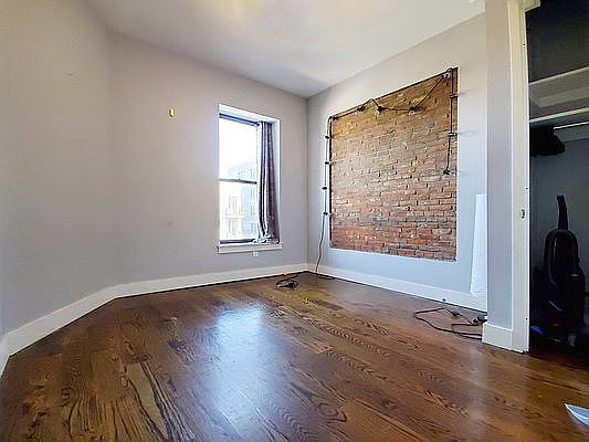 3rd image of 160 Quincy St APT 4