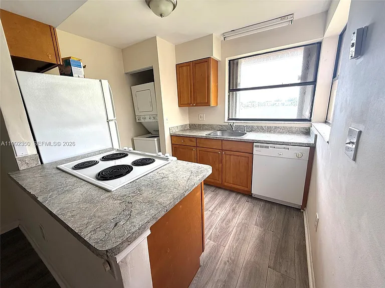 800 Independence Dr #800I — Photo 3