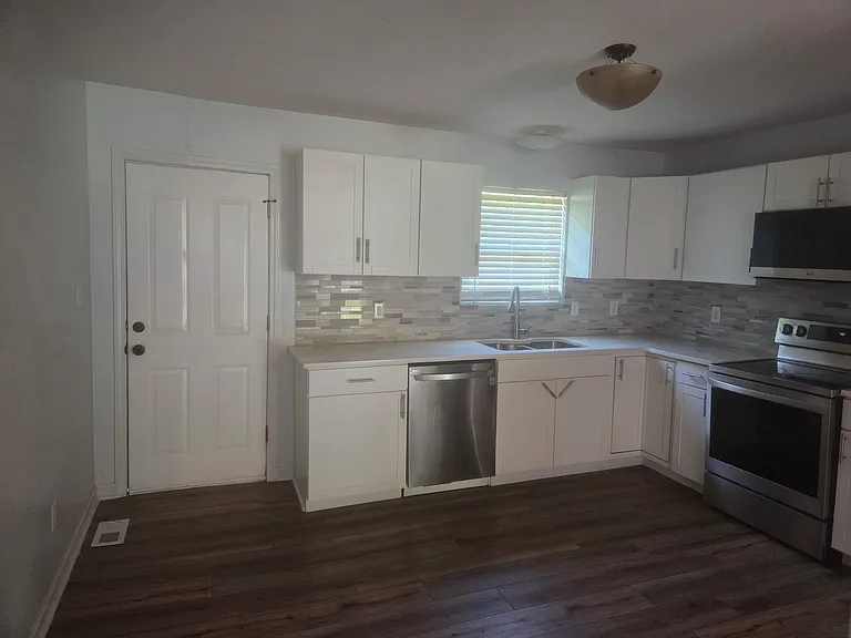 2824 Delrose Dr — Photo 5