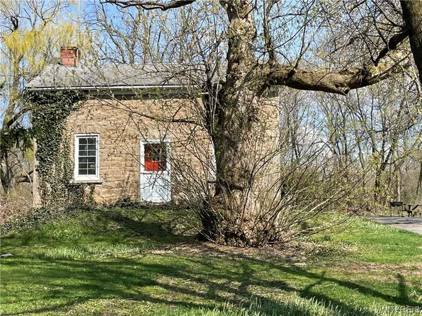 5115 Baer Rd, Sanborn, NY 14132