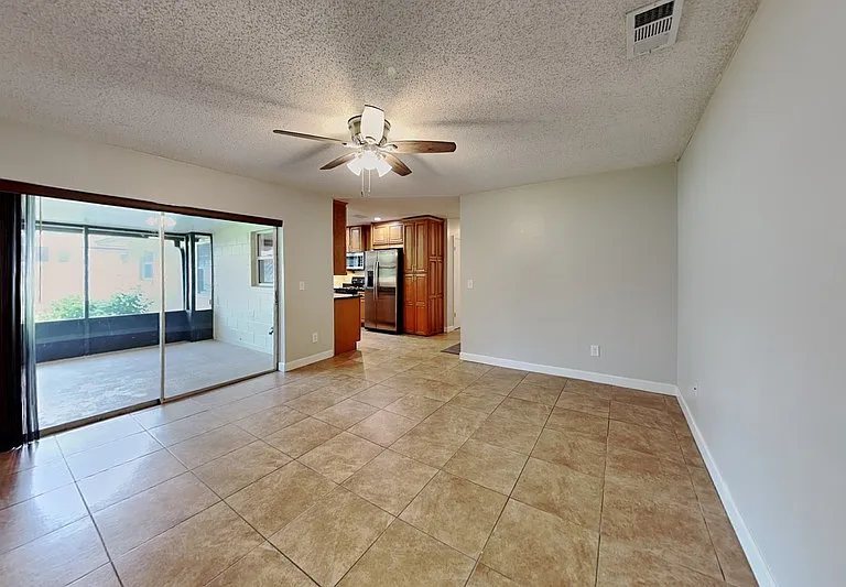 1016 Manchester Cir — Photo 2