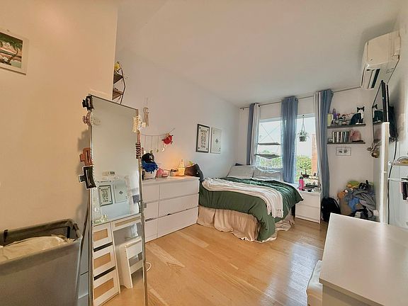2nd image of 152 Manhattan Ave APT 5D