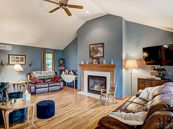 5th image of 425 Rosewood Ave