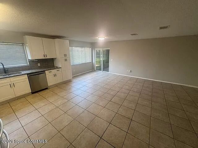425 Tewksbury Ln NE — Photo 9