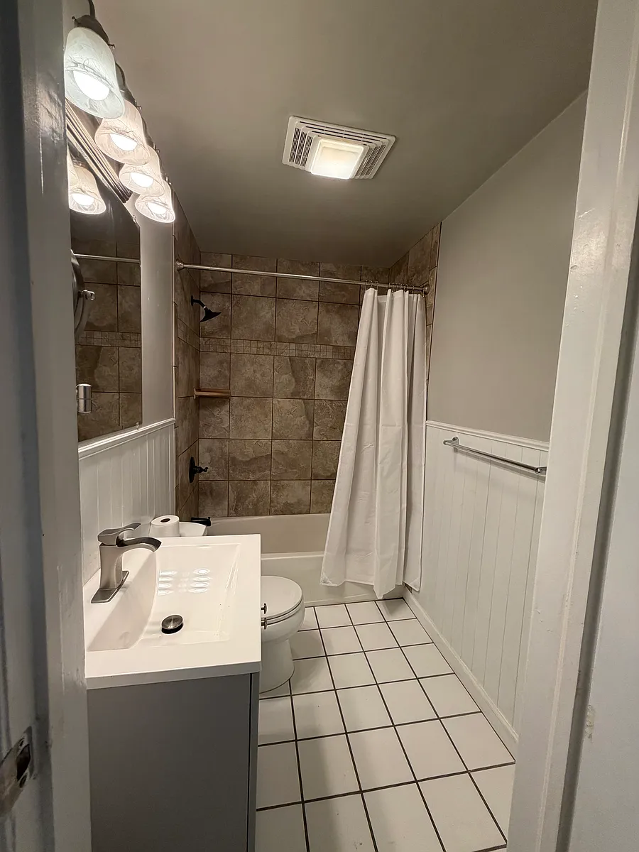 Bathroom - 2915 W Hazel St