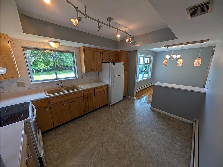 230 Diamond St — Photo 10