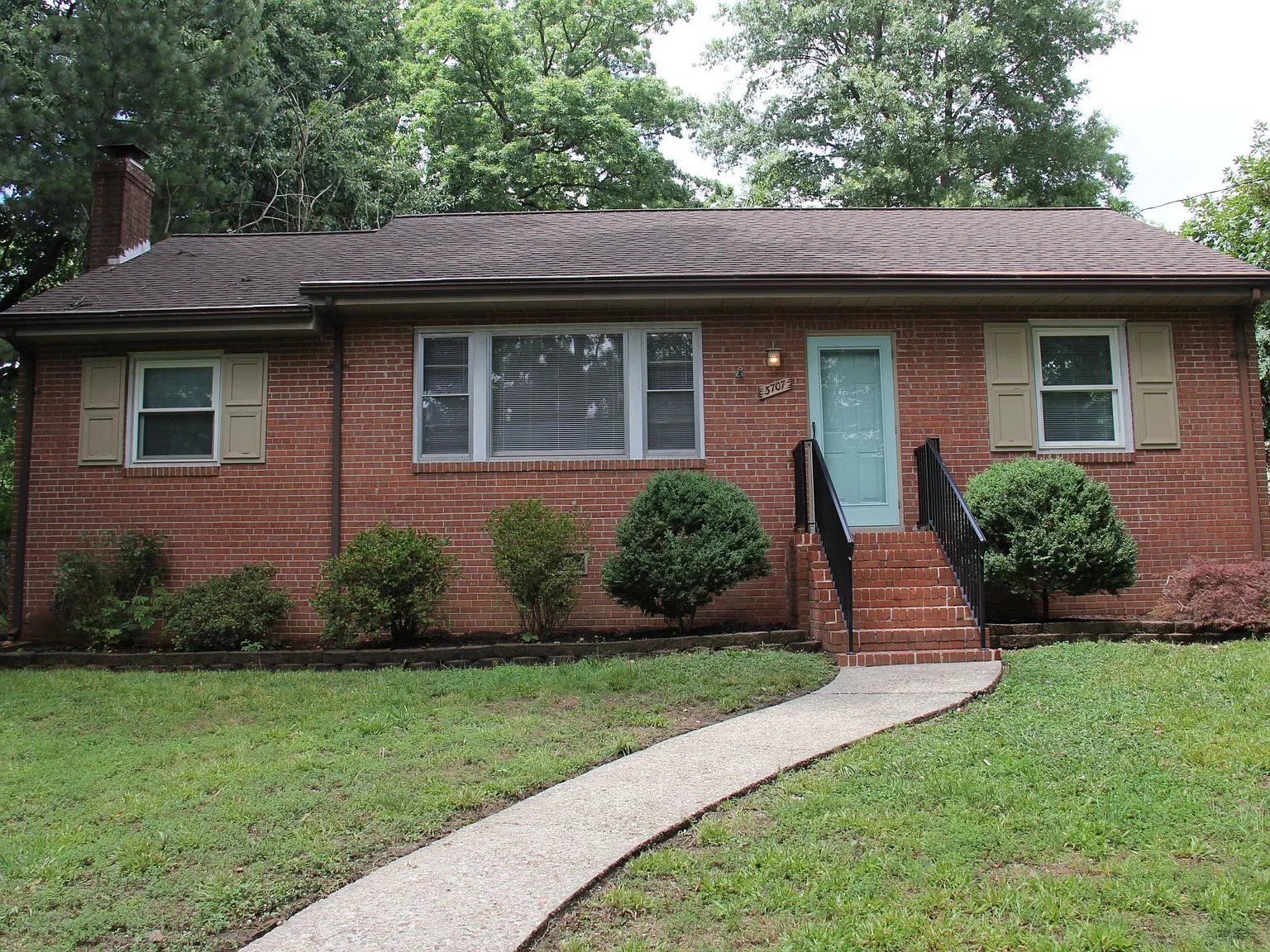 3 bed, 1.5 bath, 1282 sqft, $2,300 — Photo 1