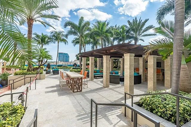550 Okeechobee Blvd — Photo 1
