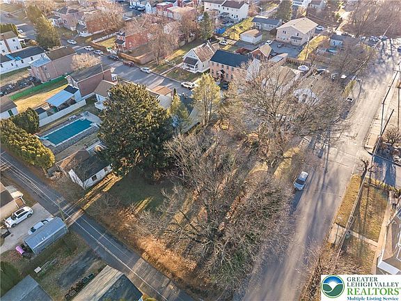 3rd image of 609 Carldon St