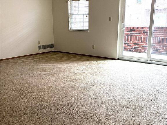 4th image of 105 Woodstone Ln APT 71