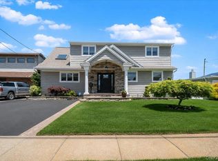 41 Jefferson Pl, Massapequa, NY 11758