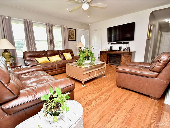 4th image of 1820 Burt Ave