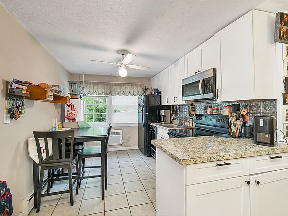 2nd image of 8 Carriage Hill Rd APT 17