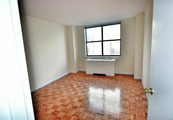 4th image of 300 E 38th St