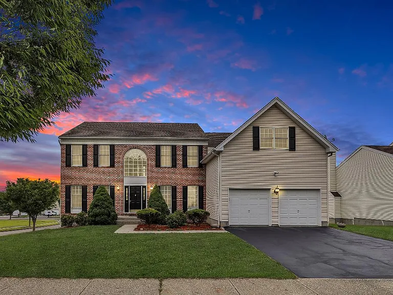 2 Ashley Ct — Photo 1
